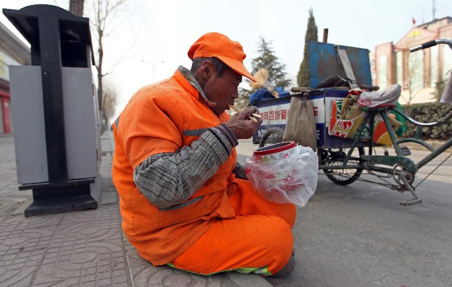 輸送帶廠家：暖心！老人高溫下賣菜城管買下送環(huán)衛(wèi)工